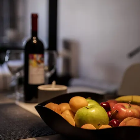 Demmi 2br Designer Apartament