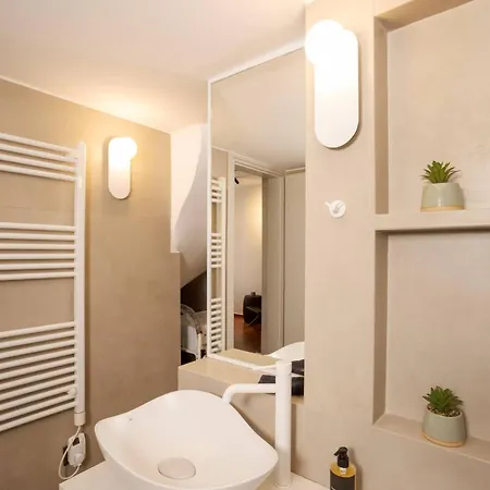 Demmi 2br Designer